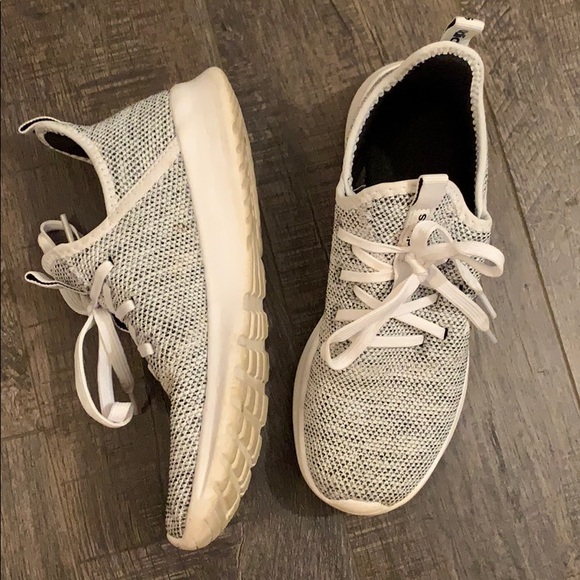 Gently used adidas tennis shoes. - Picture 2 of 4